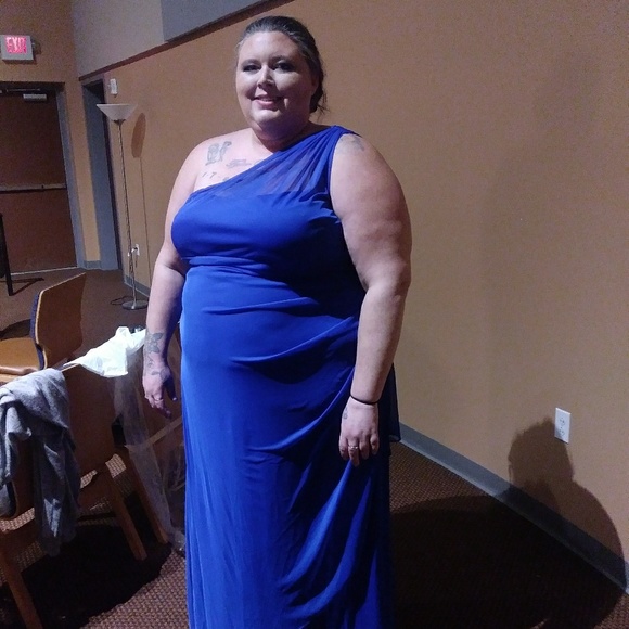 One shoulder gown - Picture 2 of 2